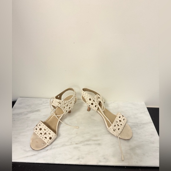 Stuart Weizmann sz 8.5 Circular strappy studded kitten heels in cream leather - Picture 3 of 4